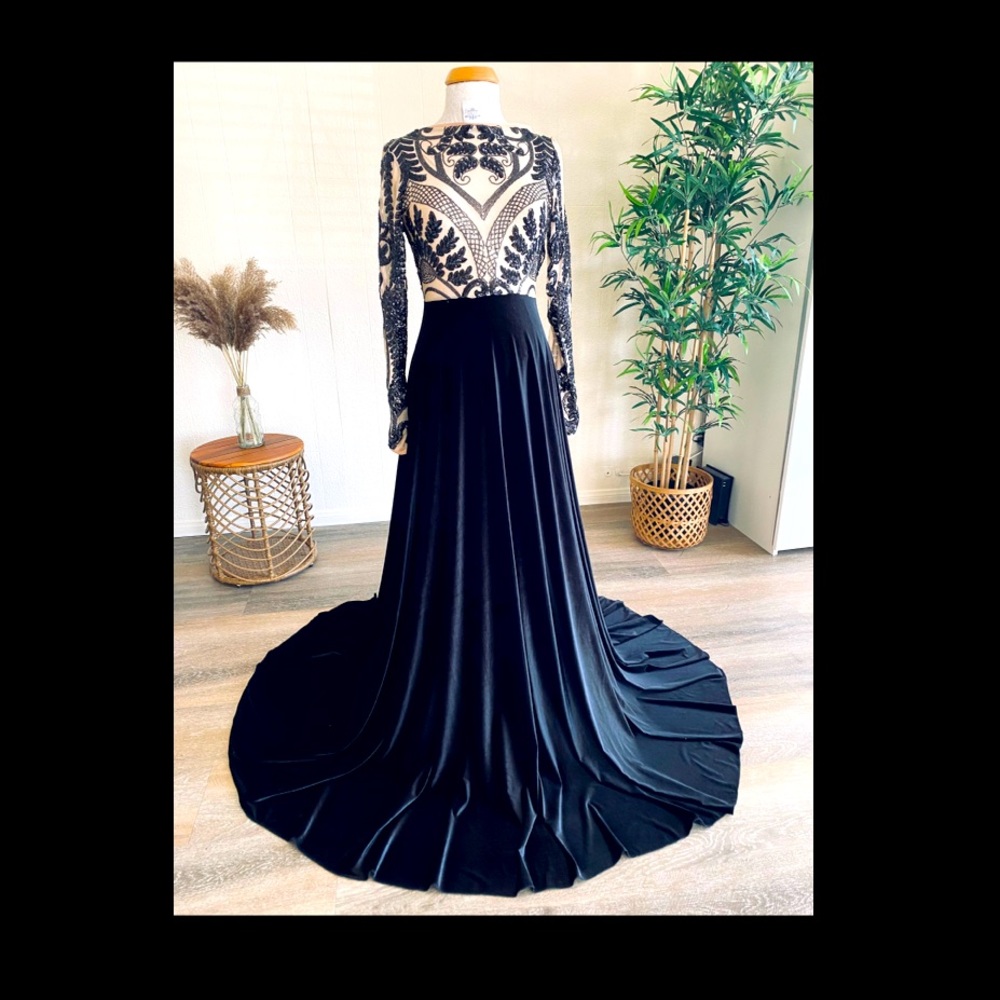 Maternity Dress / Non-maternity dress.